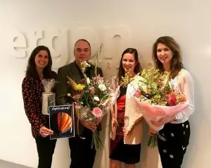 bloemen uitreiken aan de winnaars flex awards