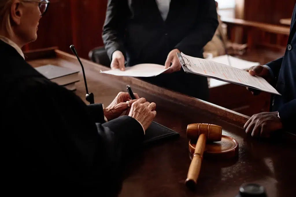 een rechter die documenten ondertekent in de rechtbank bij een rechtszaak
