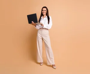 Vrouw met lange haren houdt een laptop vast en is aanwezig tijdens het geven van een online presentatie.