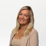 Team artra – vrouw in lichtroze blazer met beige top en blond haar