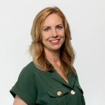Team artra – vrouwelijke medewerker in groene blouse met lichte knopen