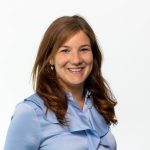 Team artra – een vrouw met roodbruin haar in lichtblauwe blouse