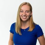 Team artra – jong teamlid in kobaltblauw shirt met halflang blond haar
