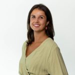 Team artra – vrouw in lichtgroene blouse met donkerbruin haar voor witte achtergrond