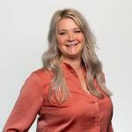 Team artra – vrouw met lang blond haar in oranje-roze blouse