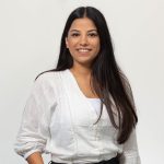 Team artra – vrouwelijke collega met lang zwart haar in witte blouse voor lichte achtergrond