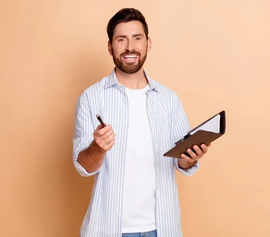 Enthousiaste trainer met notitieboek en pen klaar om praktische inzichten te delen tijdens een managementtraining.