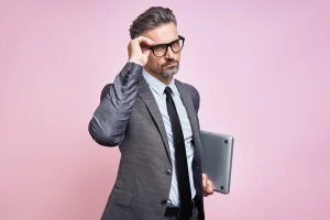 Professionele zakenman met laptop die kennis symboliseert voor de Kennistraining detacheren met de uitzend-cao
