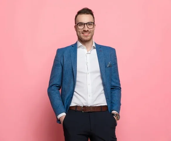Man in zakelijke outfit als representatie van extern inhuren