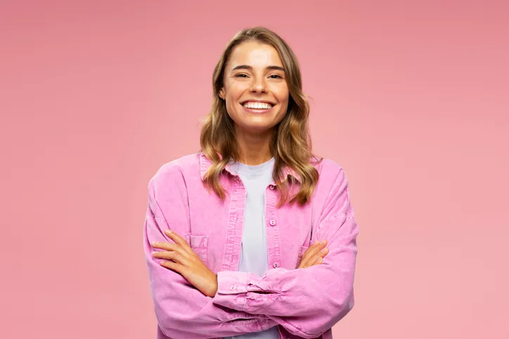 Lachende vrouw als symbool van positieve ontwikkelgesprekken