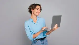 Professionele vrouw met laptop die symbool staat voor AI-geletterdheid en het verantwoord toepassen van kunstmatige intelligentie.