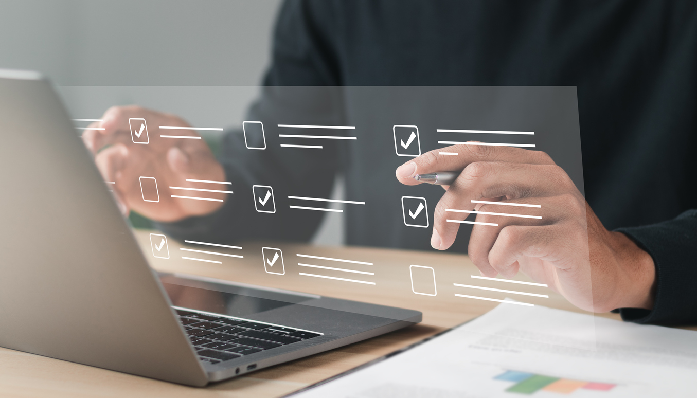 Hand selecteert antwoord in modulaire online enquête met selectievakjes
