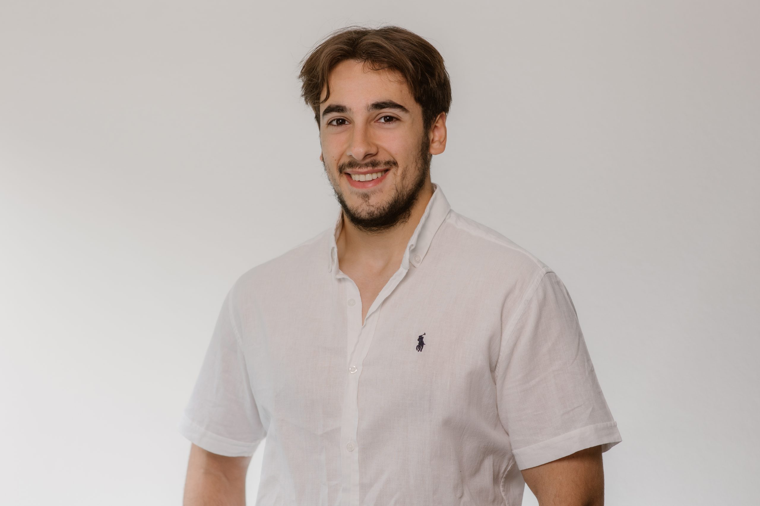 Team artra – performance marketeer in wit overhemd voor lichte achtergrond