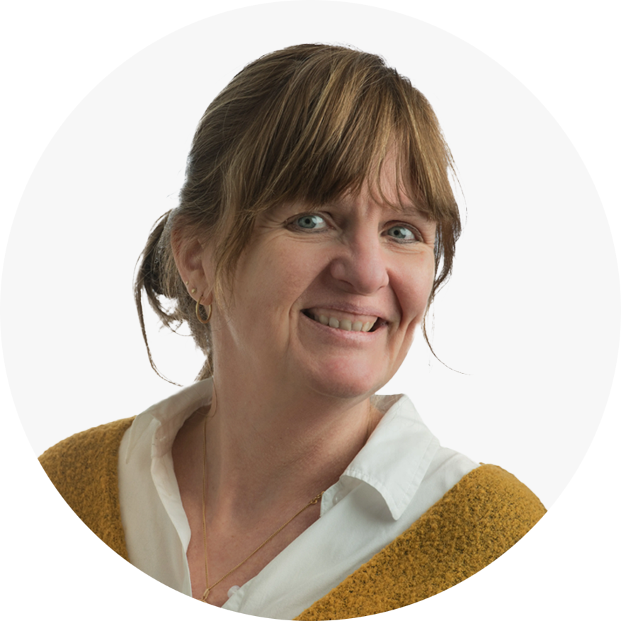 mevrouw-in-geel-vest-in-een-rondje