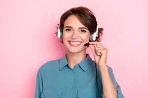 Vrouw met headset die E-learning Telefonische acquisitie uitbeeldt