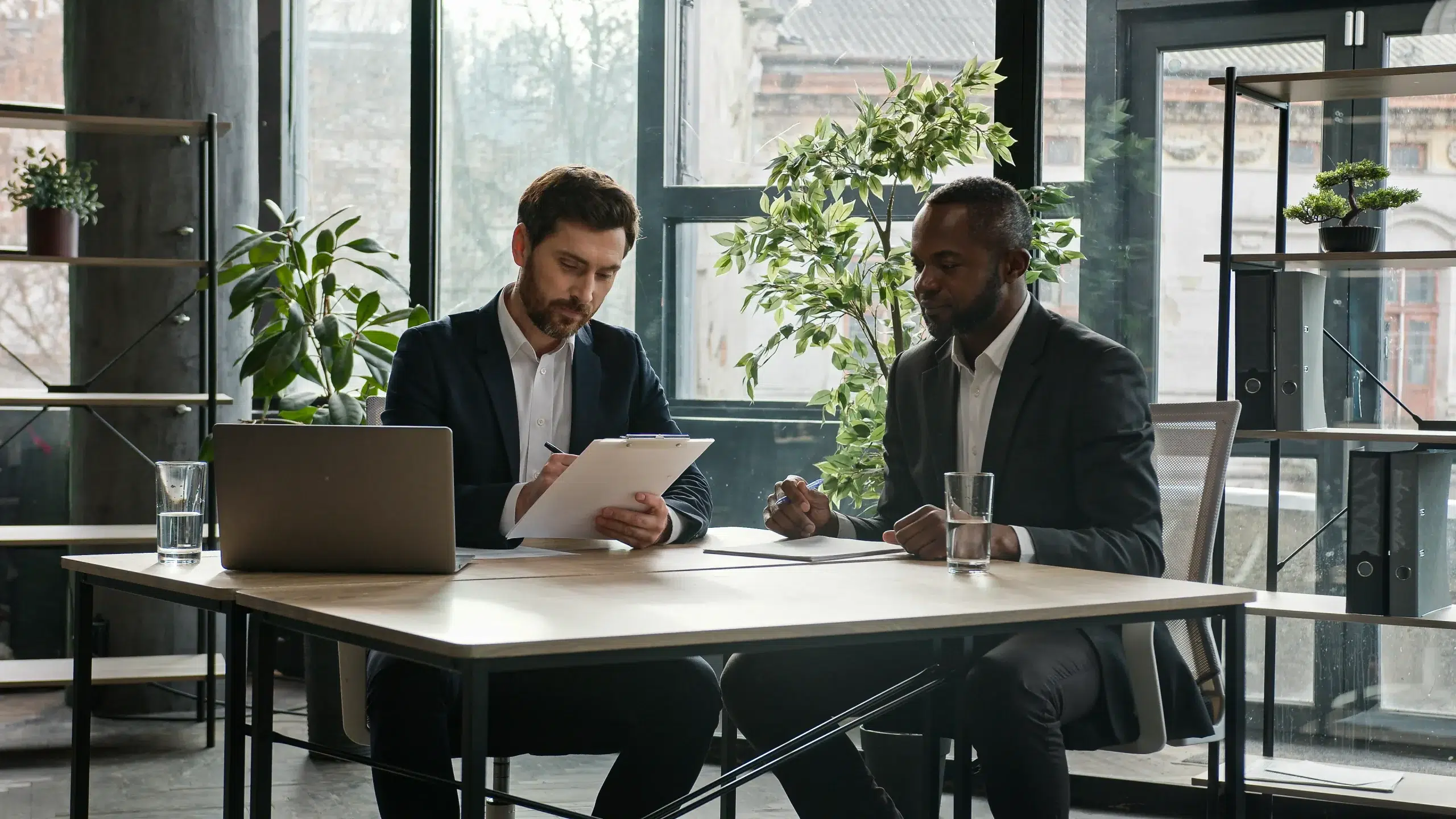 Twee zakenmensen in overleg tijdens training modulair compleet pakket