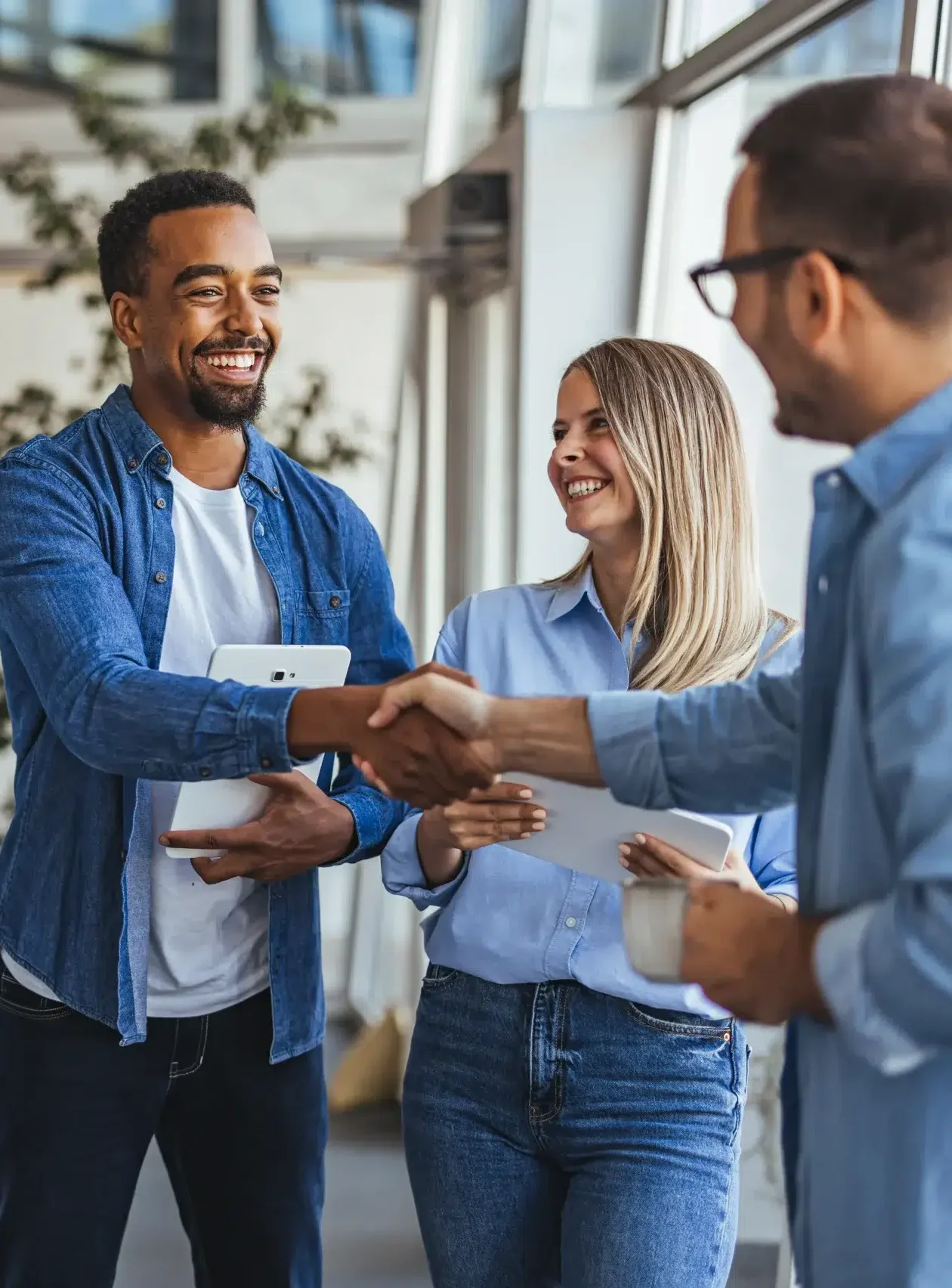 Groep professionals begroet elkaar enthousiast tijdens training modulair compleet pakket