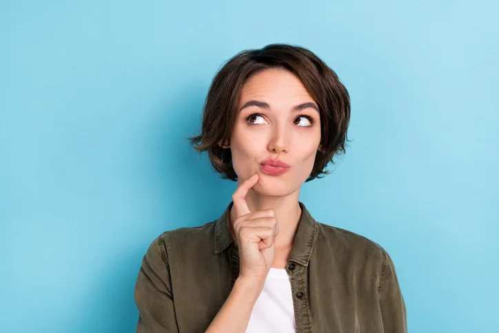 Jonge vrouw met bedachtzame blik als symbool van nadenken over  verschillende perspectieven