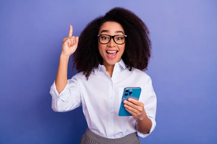 jonge vrouw met smartphone als symbool voor de juiste social mediakanalen voor jouw doelgroep