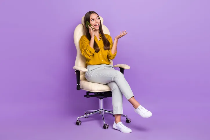 Jonge vrouw die aan het bellen is als symbool voor verbinding in hybride werken