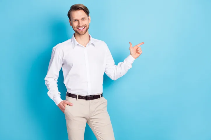 Jonge lachende man als symbool voor een sterke bedrijfscultuur