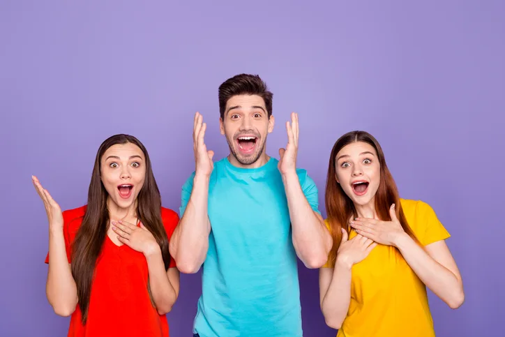 Enthousiaste mensen als symbool voor anticipatie op de verkiezing Meest Invloedrijke Recruiter 2025