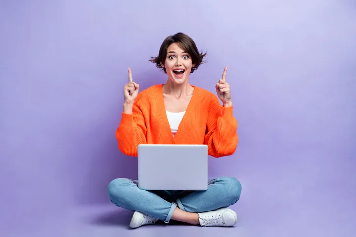 jonge vrouw met laptop op schoot als symbool voor HR die werkt aan amplitie