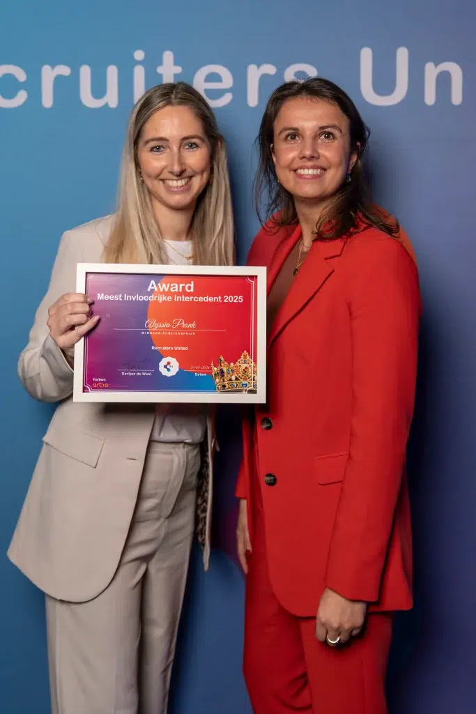 Dominique van der Kinderen met winnares Intercedent Alyssia Pronk op de verkiezing Meest Invloedrijke Recruiter 2025