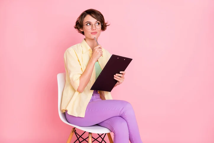 Jonge vrouw met klembord als symbool voor het zien van signalen dat HR beleid onder druk staat