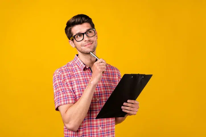 Jonge man met een clipboard in zijn hand als symbool voor de recruiter aan het roer