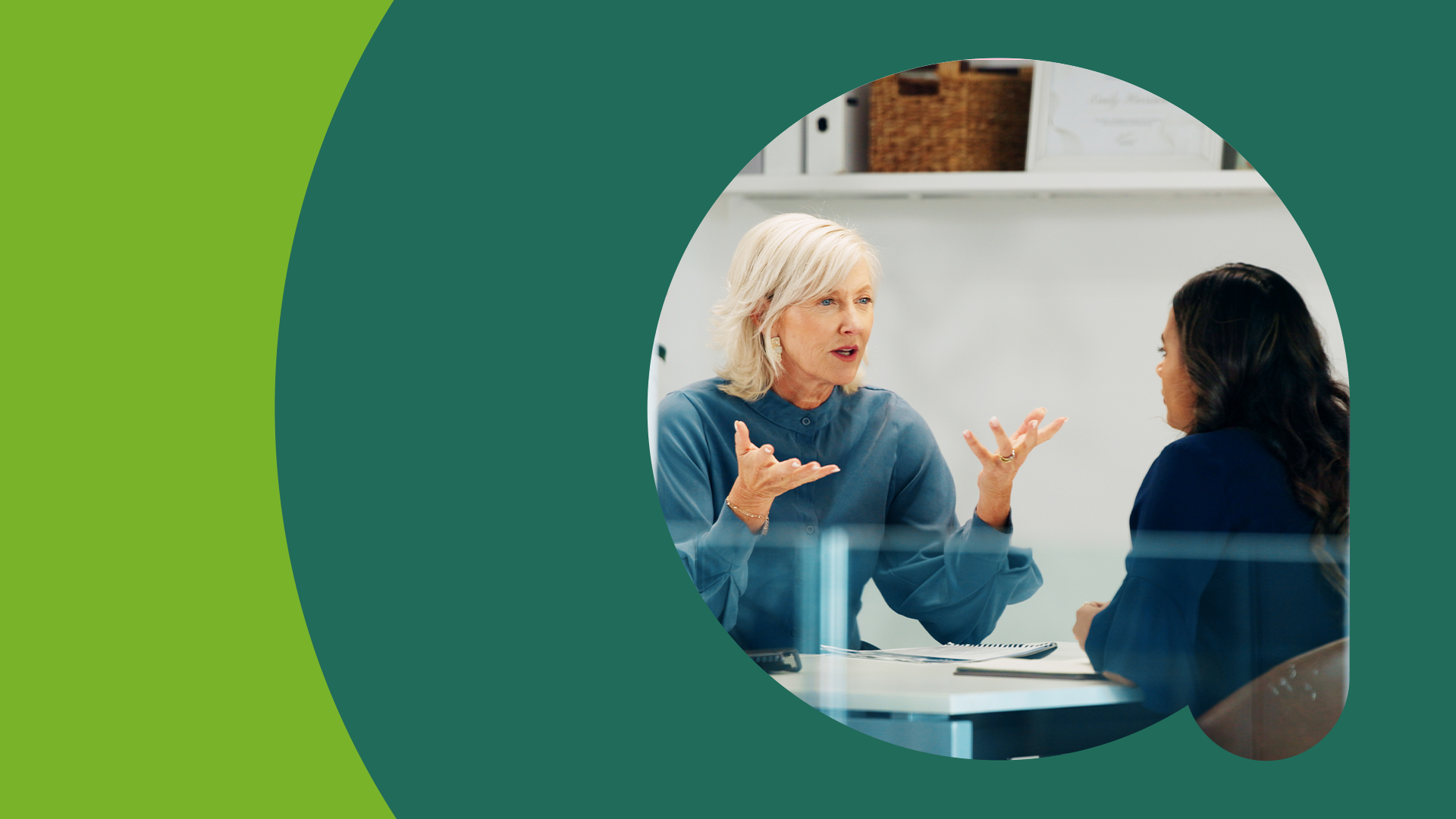 Twee vrouwen in gesprek in kantoor