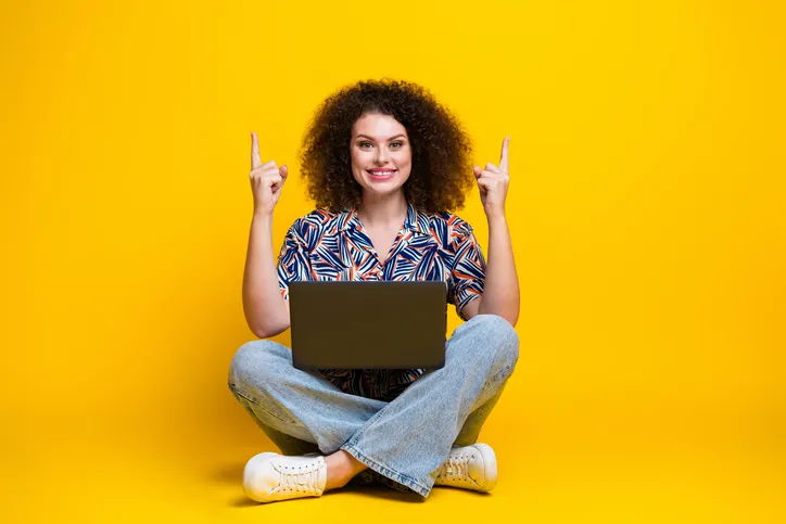 Jonge vrouw met laptop als symbool voor de voordelen van modulair leren