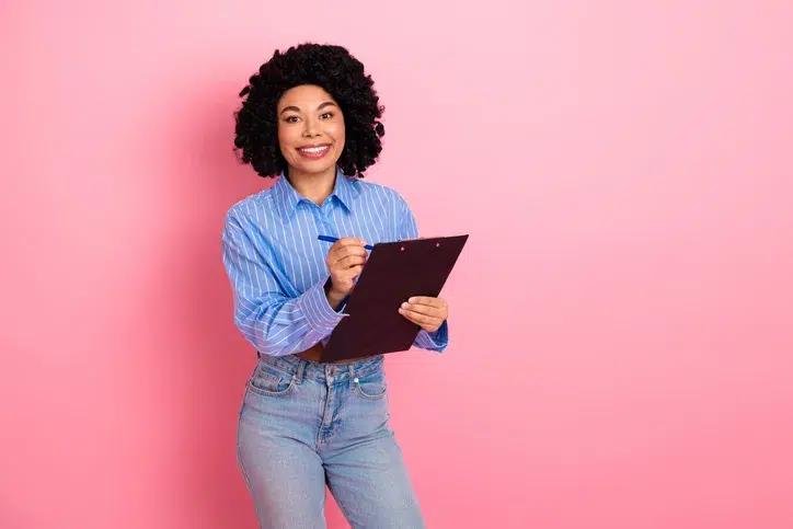 Jonge vrouw met klembord als symbool voor het maken van verschil door het volgen van een recruitmenttraining