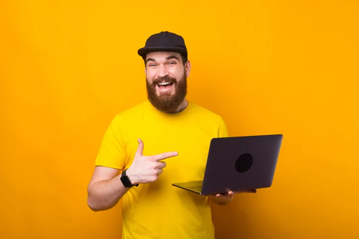 Jonge man met laptop als symbool voor slim interviewen op leervermogen