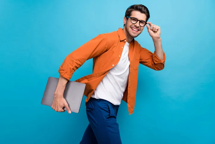 Jonge man met laptop als symbool voor de kracht van focus in succesvolle teams