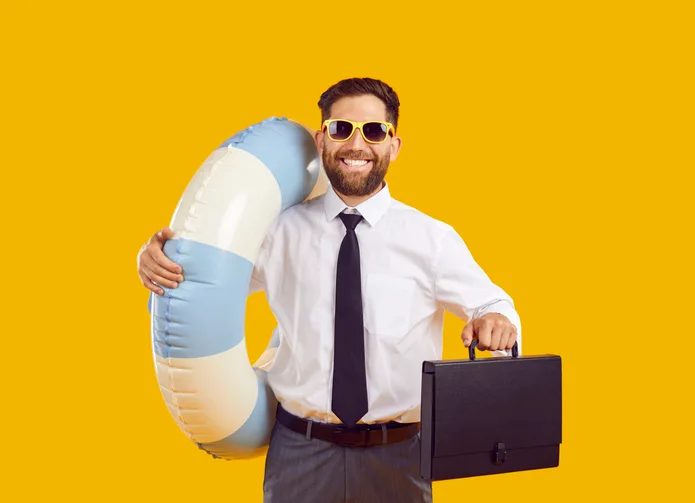 Lachende man met werktas en zwemband als symbool voor werkdruk in de zomer