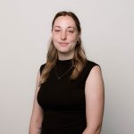 Jonge vrouw in zwarte top