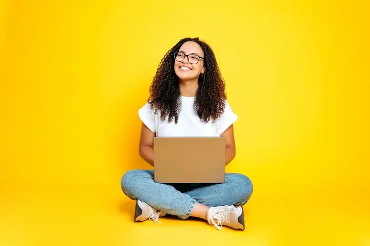 Jonge vrouw met laptop als symbool van jezelf blijven ontwikkelen.