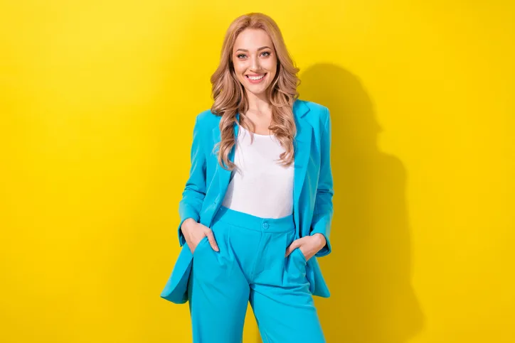 Jonge lachende vrouw als symbool voor HR professional die zich bezighoudt met de psychologie achter duurzaam presteren