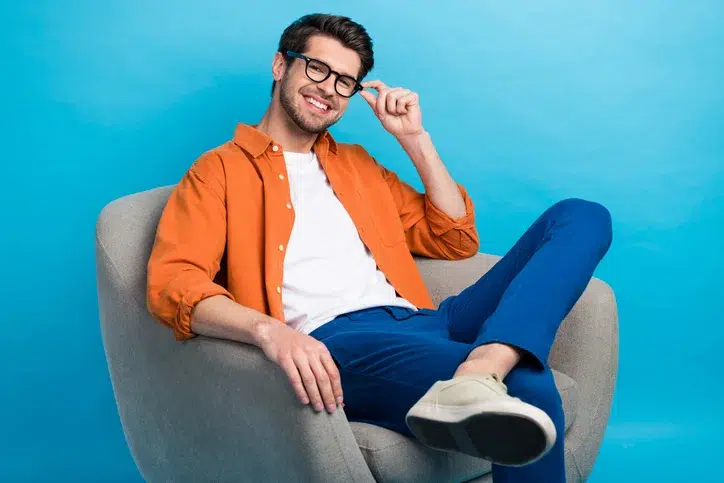 Jonge man die ontspannen op een stoel zit als symbool voor het aangaan van het gesprek waarom werkervaring een slechte voorspeller is van succes in detachering