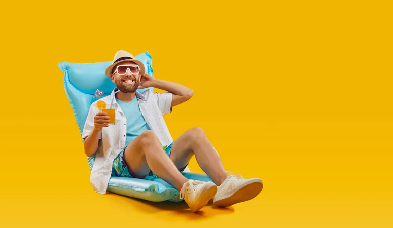 Man in zomerse kleding op een luchtbed als symbool voor een frisse start in de zomer