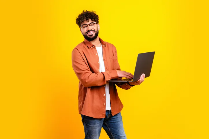 Jonge man met laptop als symbool van een ervaren recruiter