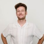 Vriendelijke man (Kevin) met een glimlach.