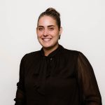 Vrouw (Loena) in zwarte blouse met glimlach