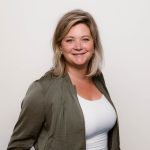 (Marianne) Vrouw met lichte jas en glimlach
