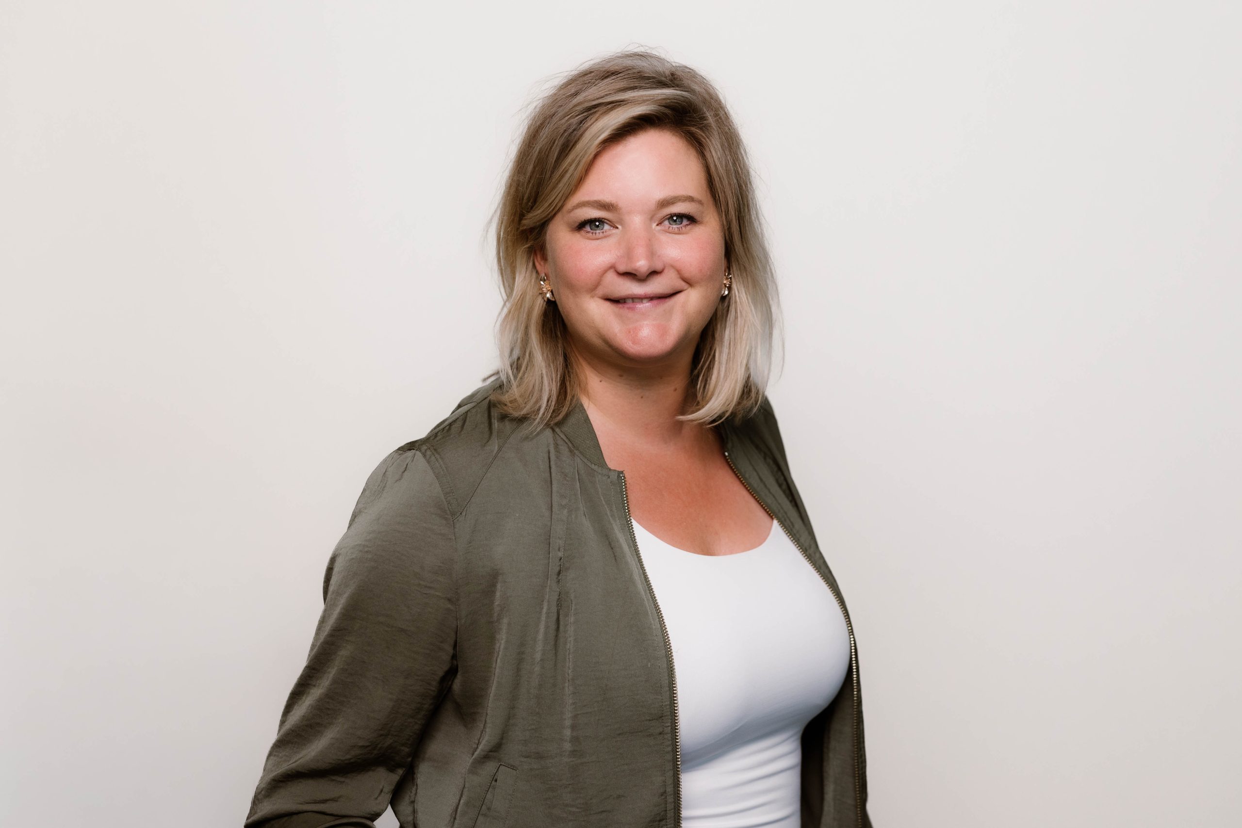 (Marianne) Vrouw met lichte jas en glimlach