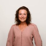 (Monique) Vrouw met krullend haar en glimlach