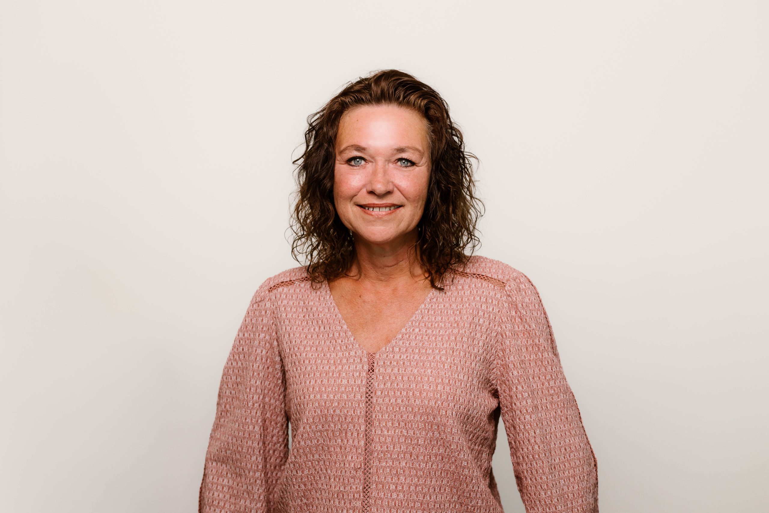 (Monique) Vrouw met krullend haar en glimlach