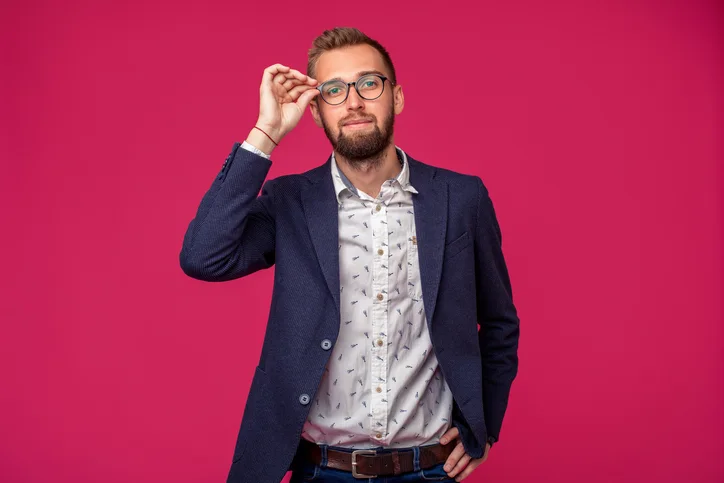 Jonge man in pak als symbool van een middle manager