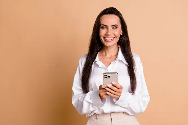 Jonge zakelijke vrouw als symbool voor recruiters die betere kandidaten vinden